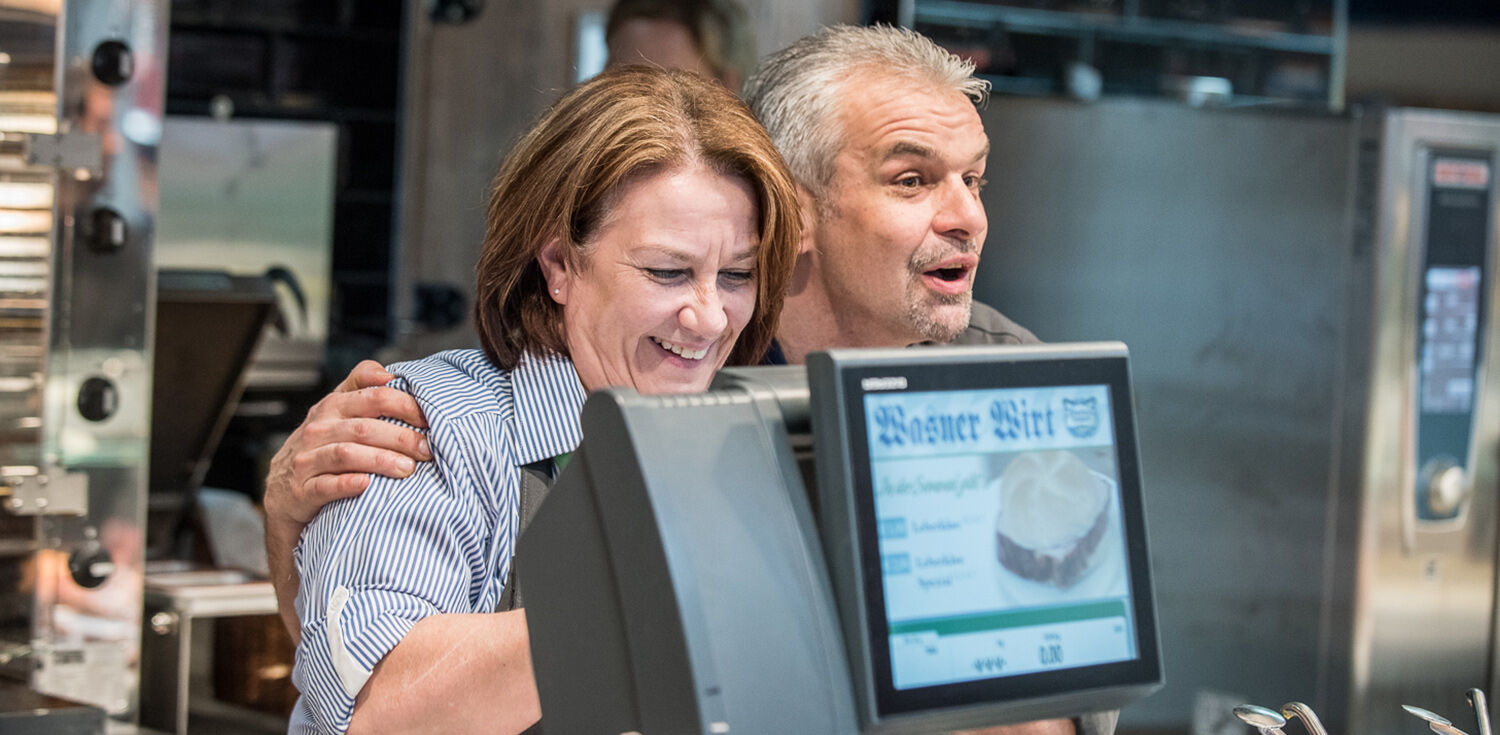Zwei Wasner Mitarbeiter*innen hinter der Theke
