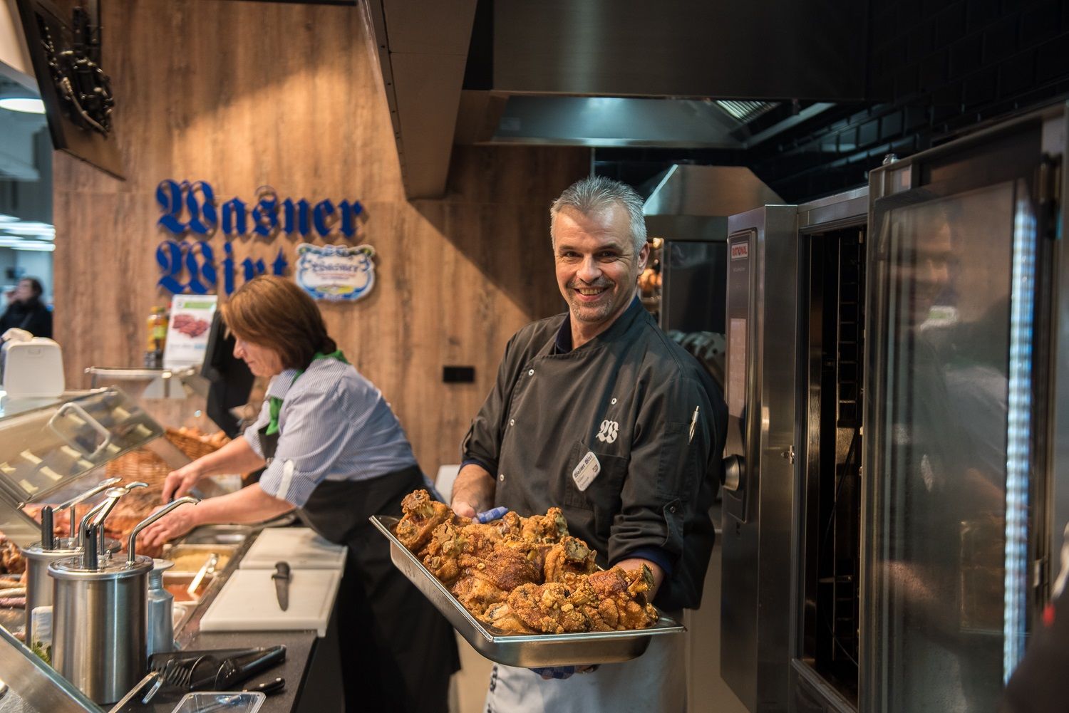 Ein Wasner Mitarbeiter präsentiert frische Haxen