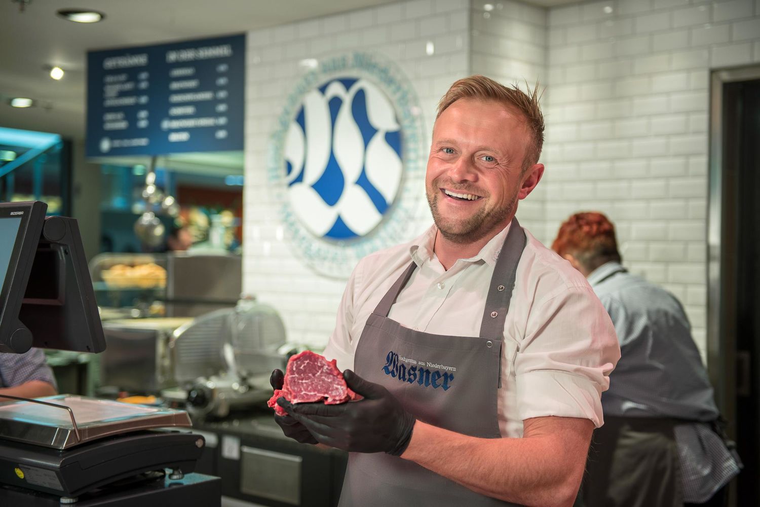 Ein Wasner Mitarbeiter präsentiert ein Stück Fleisch