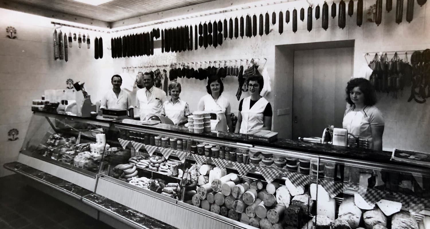 Einiges Wasner Mitarbeiter*innen hinter der Theke