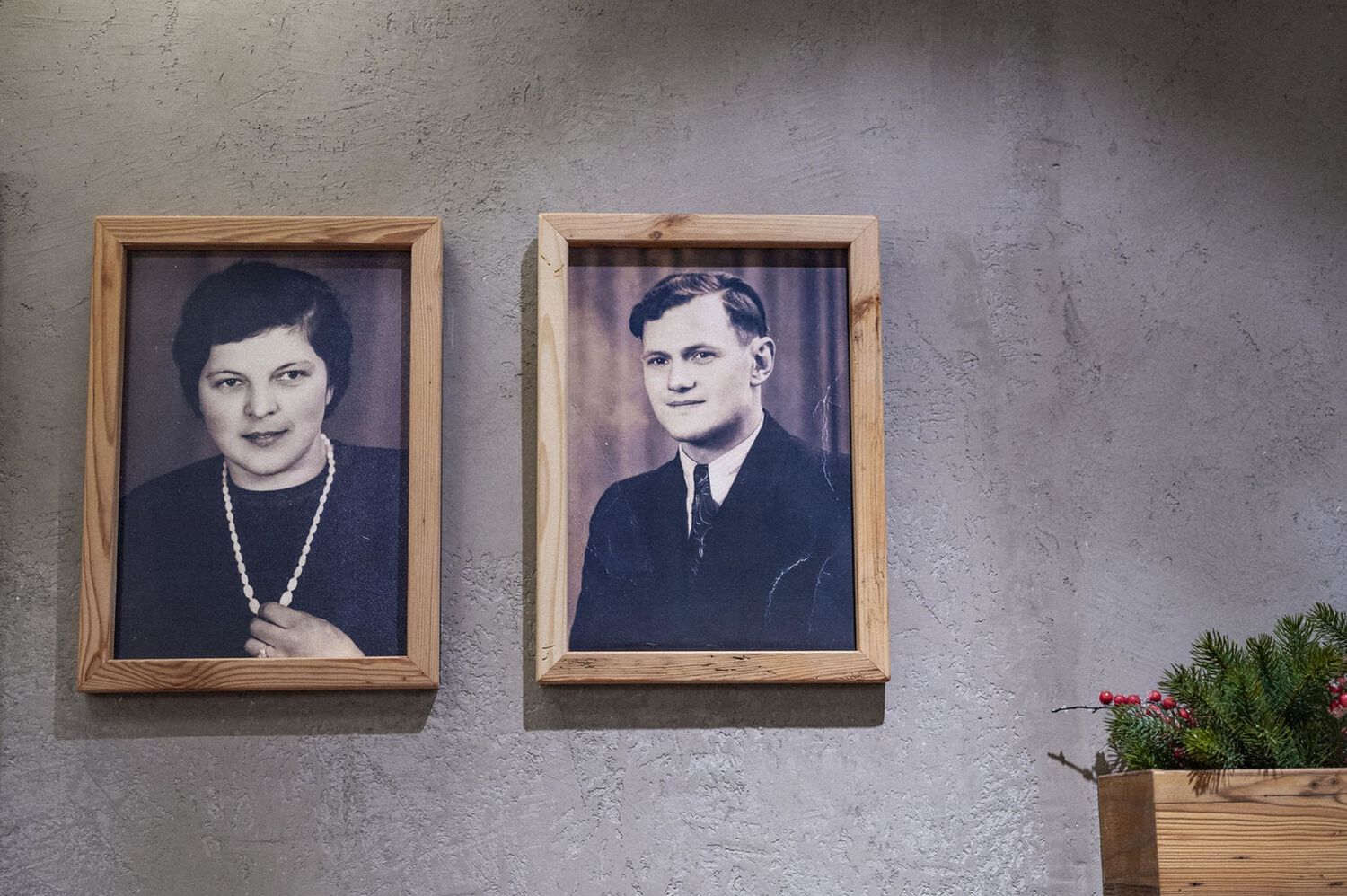 Zwei Bilder an der Wand